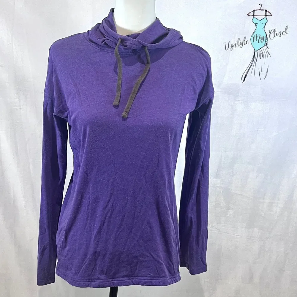 Under Armour long sleeve purple pullover hoodie top with pockets size small